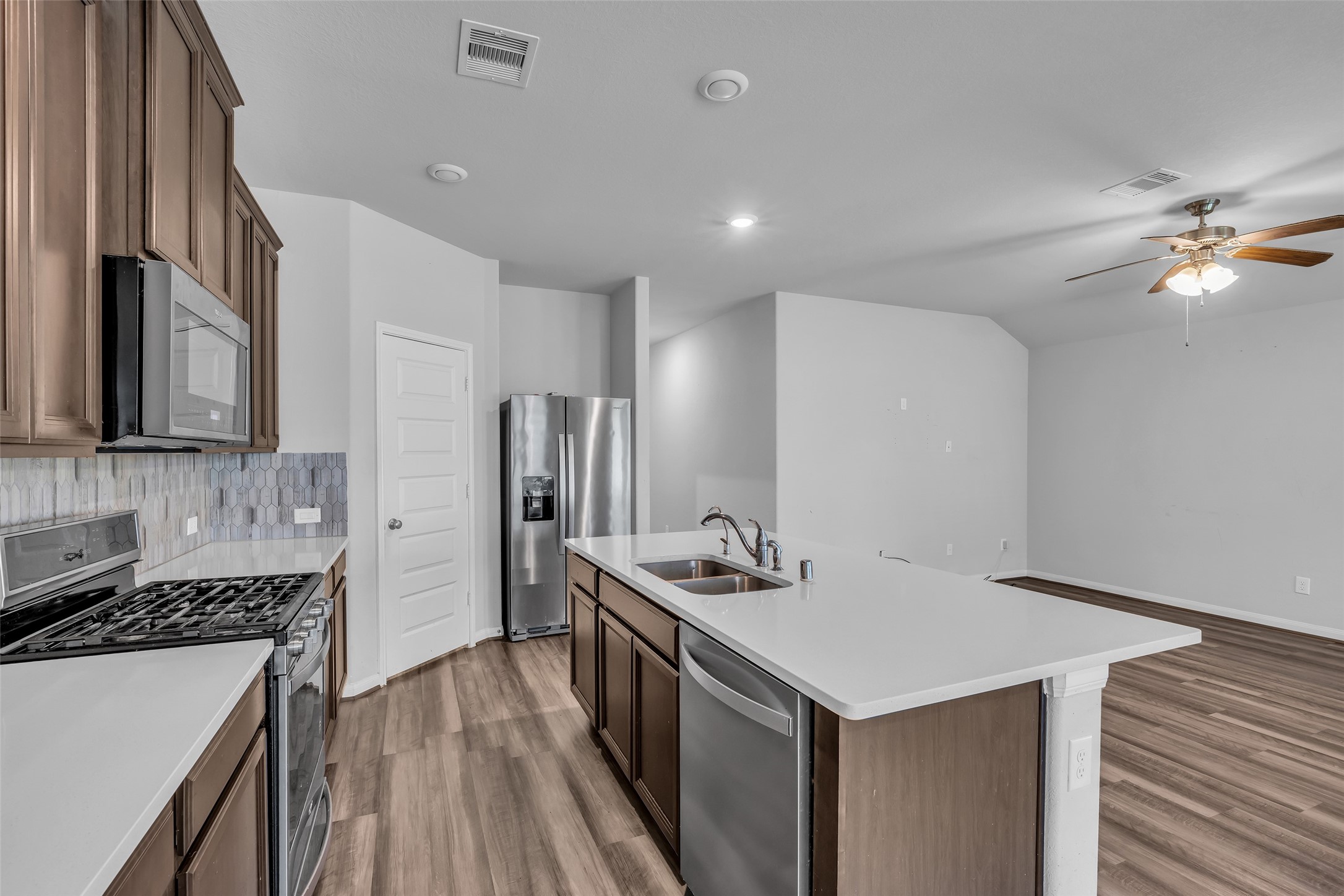 827 Cloverdale Drive Rosharon, TX 77583 - Photo 6 of 22