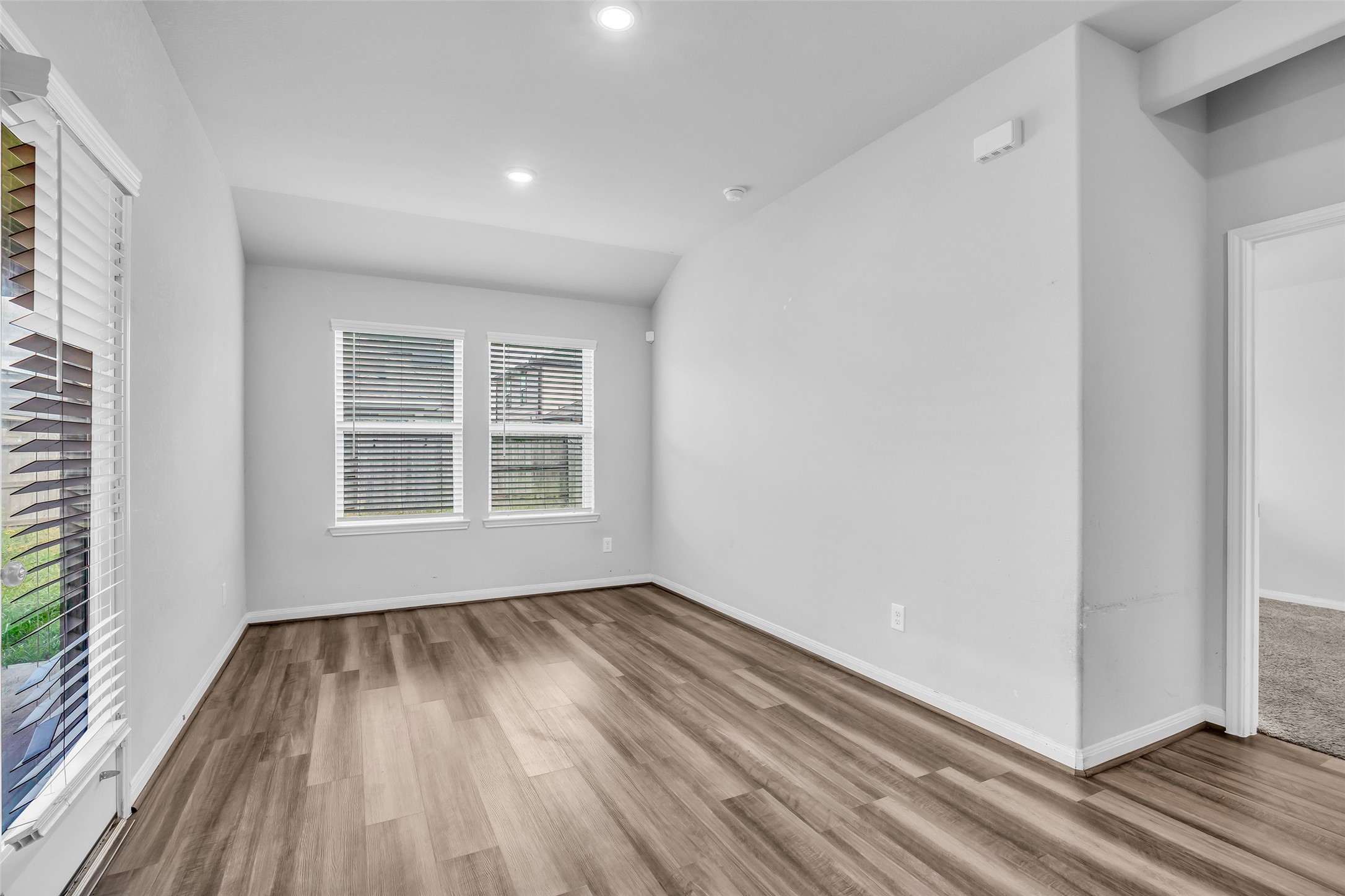 827 Cloverdale Drive Rosharon, TX 77583 - Photo 8 of 22 Enjoy your morning coffee in this light and bright breakfast nook.