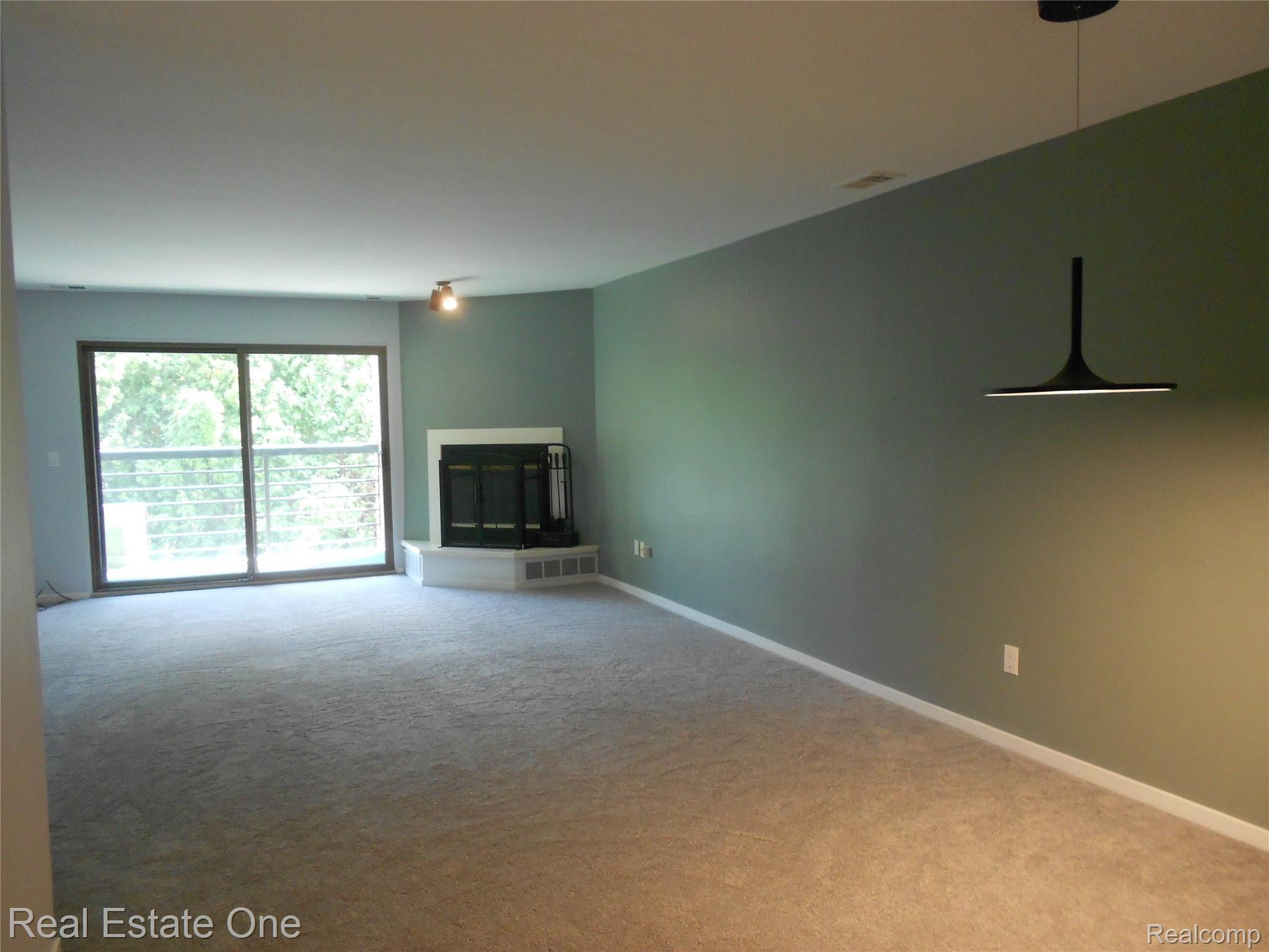 30414 Orchard Lake Road, Unit 10 Farmington, MI 48334 - Photo 3 of 14 DSCN2830.JPG
