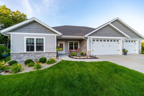 $699,900 | 660 Lakeview Avenue, Merrimac, WI 53561