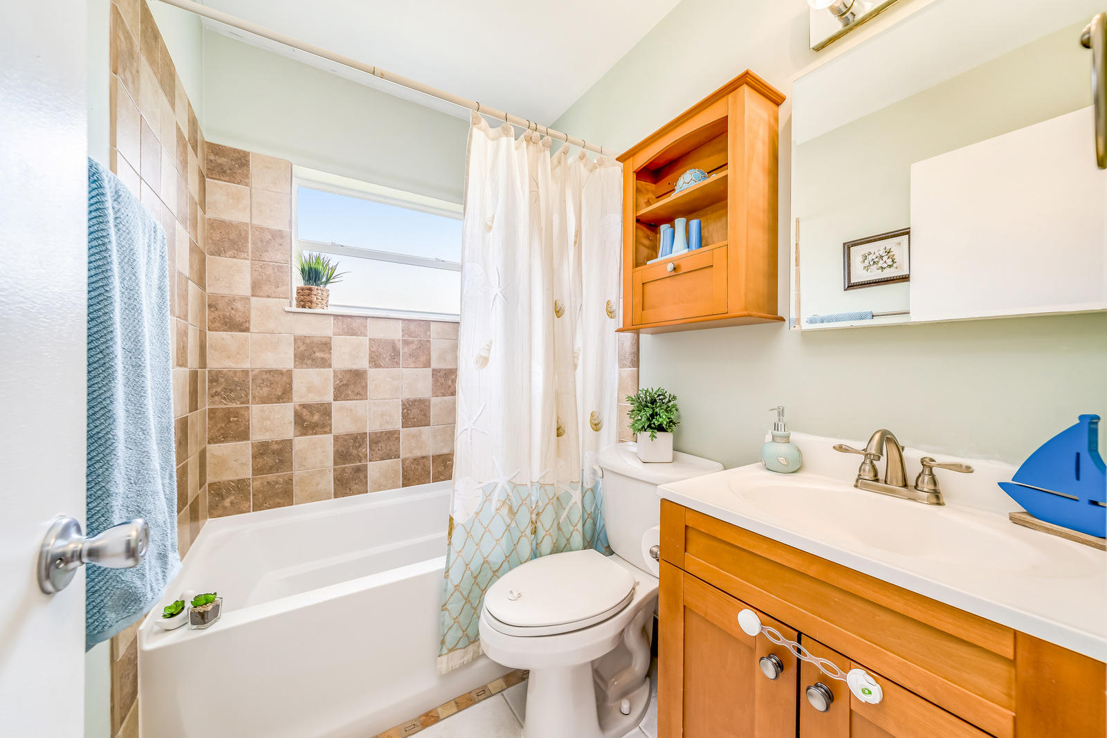 22491 Labrador Street Boca Raton, FL 33428 - Photo 49 of 74 Guest Bath