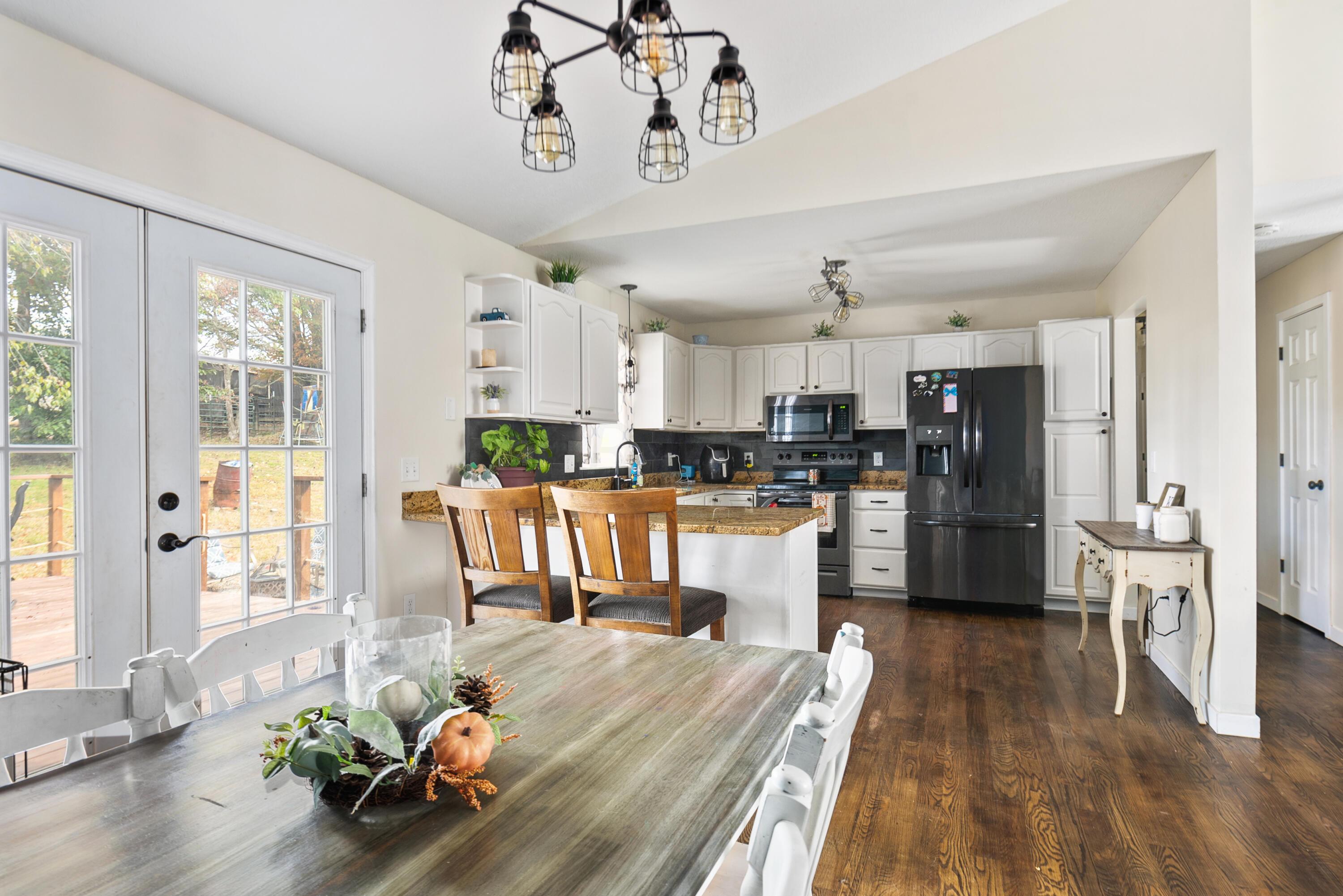 3050 Meister Road Southwest Lancaster, OH 43130 - Photo 6 of 41 Dining Area/Kitchen