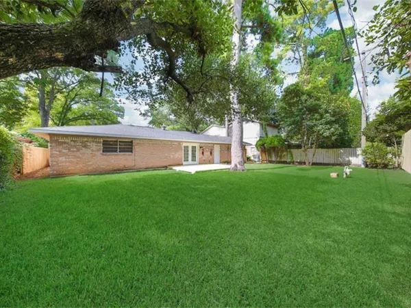 a view of house with a yard