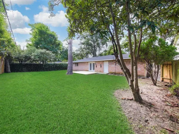 a view of a house with backyard and garden