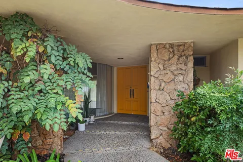 $1,798,850 | 6619 Bedford Avenue, Los Angeles, CA 90056