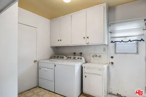 $1,798,850 | 6619 Bedford Avenue, Los Angeles, CA 90056