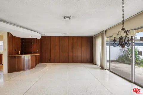 $1,798,850 | 6619 Bedford Avenue, Los Angeles, CA 90056