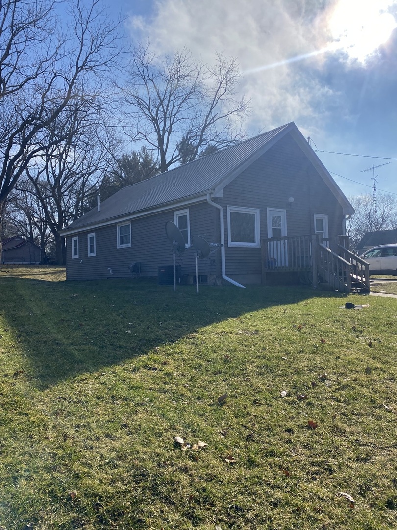 117 3rd Street Mark, IL 61326 - Photo 2 of 4 a backyard of a house