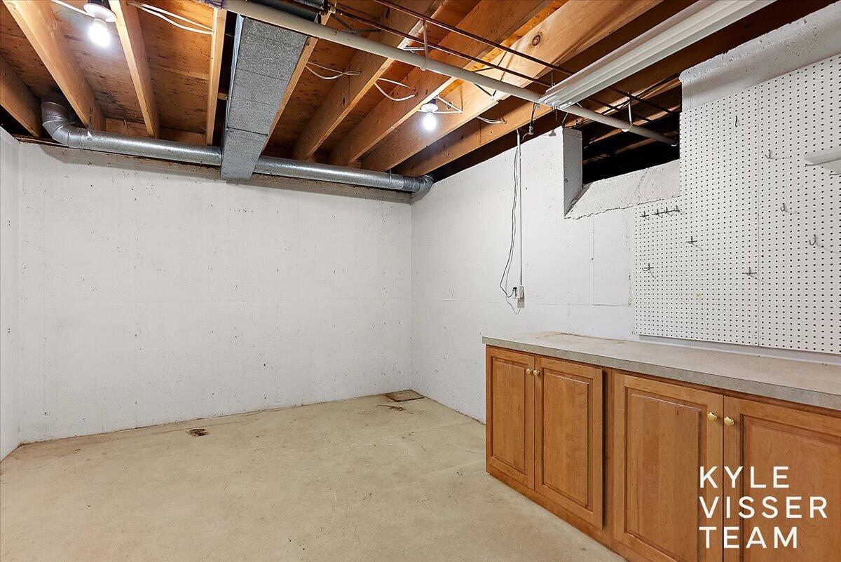 2089 Robinson Road Southeast Grand Rapids, MI 49506 - Photo 52 of 73 Workshop