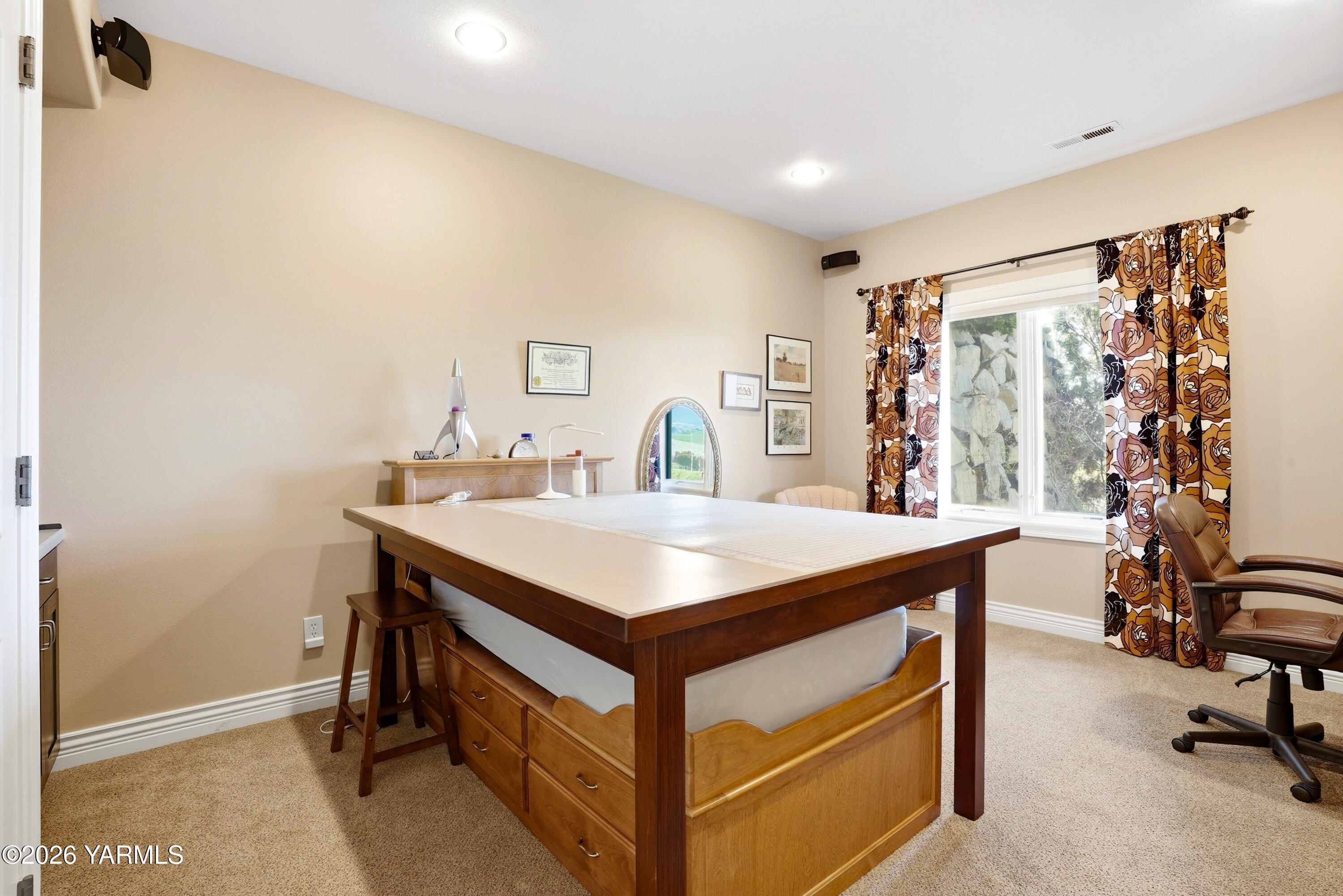 660 Noble Hill Road Yakima, WA 98908 - Photo 40 of 63 40. Lower Levle bedroom