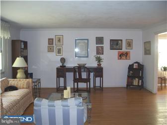 930 Gainsway Road Yardley, PA 19067 - Photo 2 of 12 Living Room