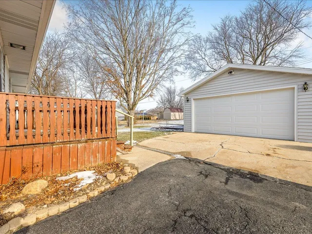 a view of back yard of the house