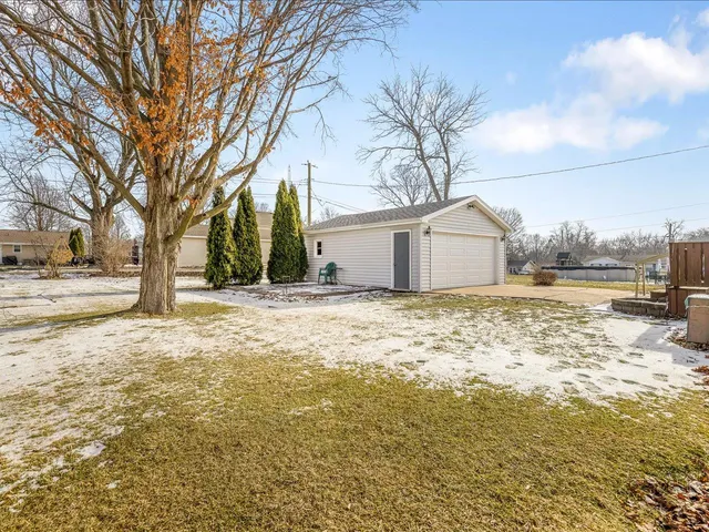 a view of a yard with a house