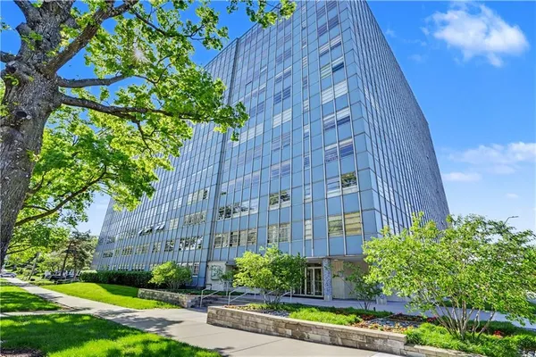$165,000 | 333 West Meyer Boulevard, Unit 305, Kansas City, MO 64113