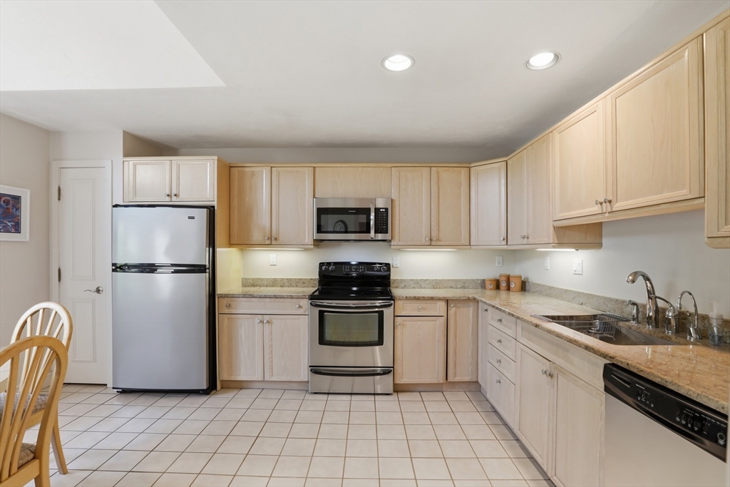 7 Wainwright Road, Unit 47 Winchester, MA 01890 - Photo 5 of 32
