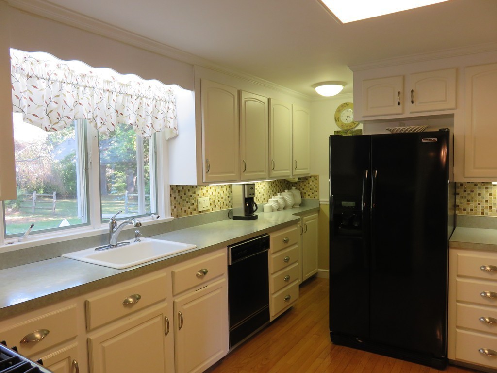 8 Maplewood Road Medfield, MA 02052 - Photo 4 of 27 Gallery Image 4