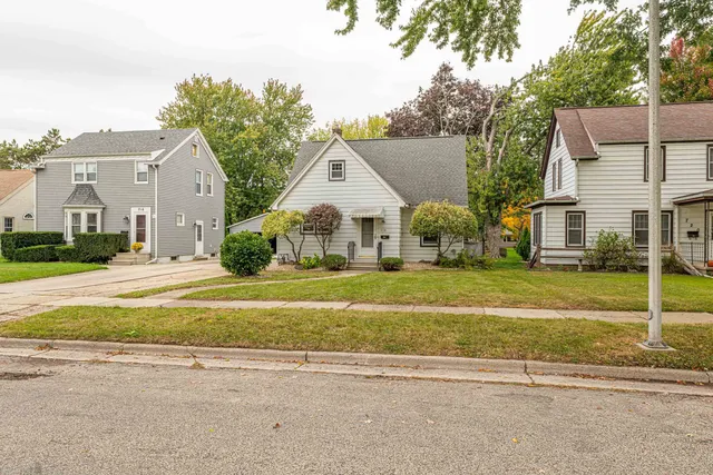 $225,000 | 718 Mac Arthur Drive, Beaver Dam, WI 53916