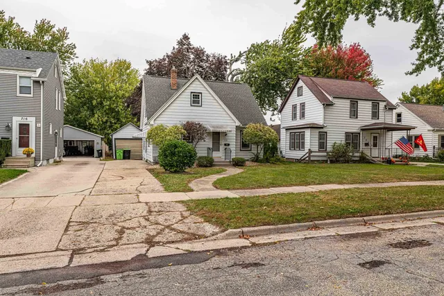 $225,000 | 718 Mac Arthur Drive, Beaver Dam, WI 53916