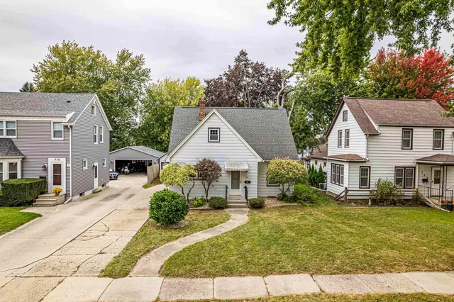 $225,000 | 718 Mac Arthur Drive, Beaver Dam, WI 53916