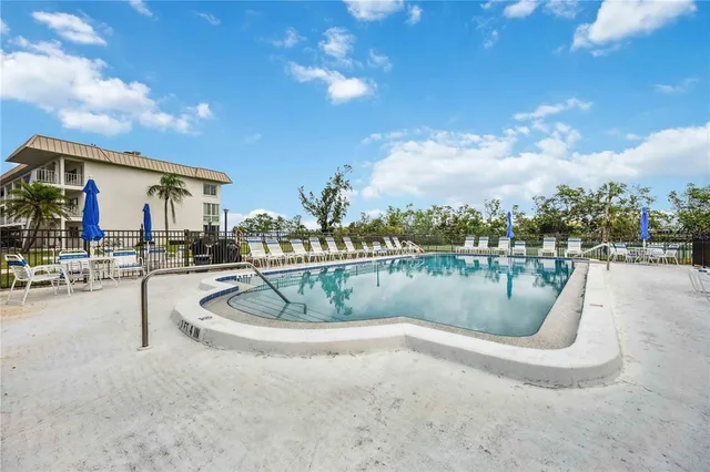 $599,999 | 3320 Gulf Of Mexico Drive, Unit 207C, Longboat Key, FL 34228