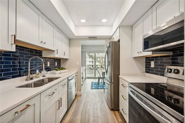 $599,999 | 3320 Gulf Of Mexico Drive, Unit 207C, Longboat Key, FL 34228