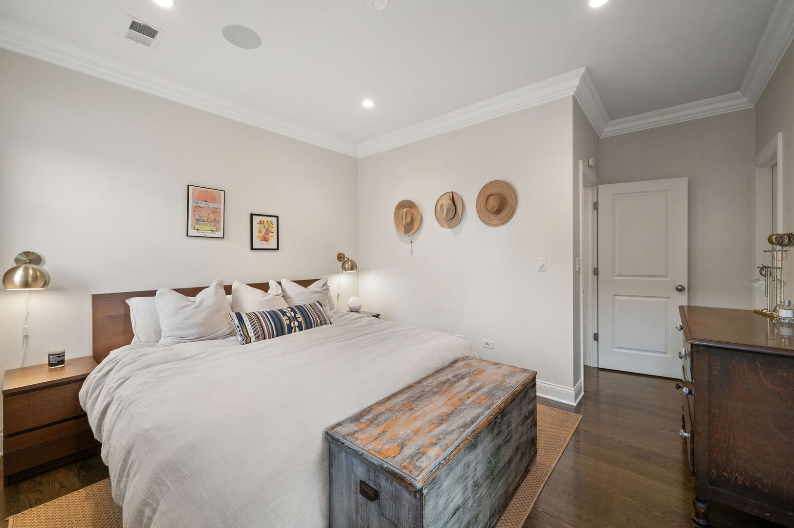 2700 North Wayne Avenue, Unit 3N Chicago, IL 60614 - Photo 11 of 22 a bedroom with a bed and a painting on the wall