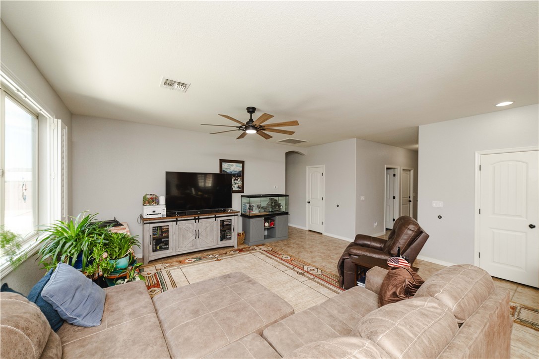 3362 Motherload Road Kingman, AZ 86401 - Photo 9 of 51 Living Room