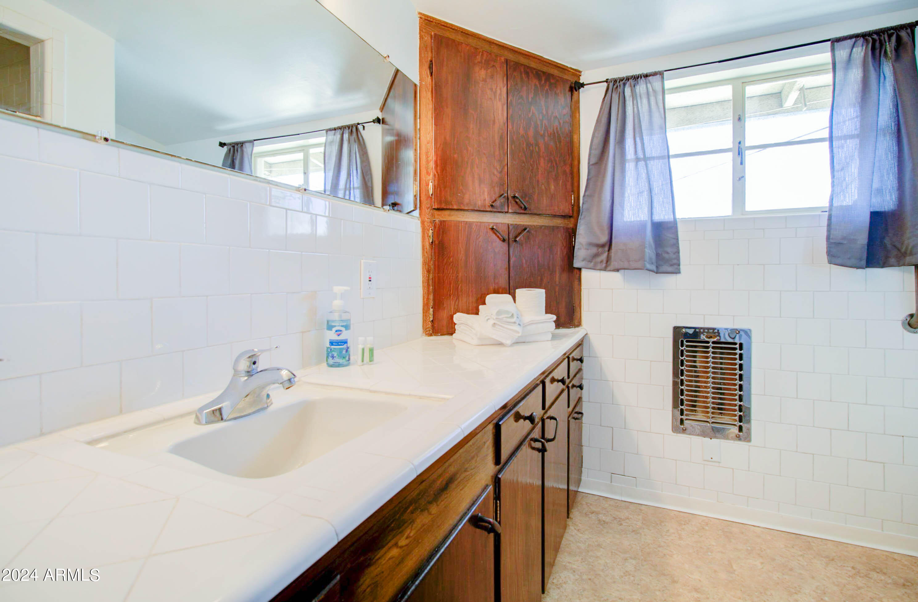 877 East Sycamore Street Globe, AZ 85501 - Photo 23 of 51 a bathroom with a sink and a mirror