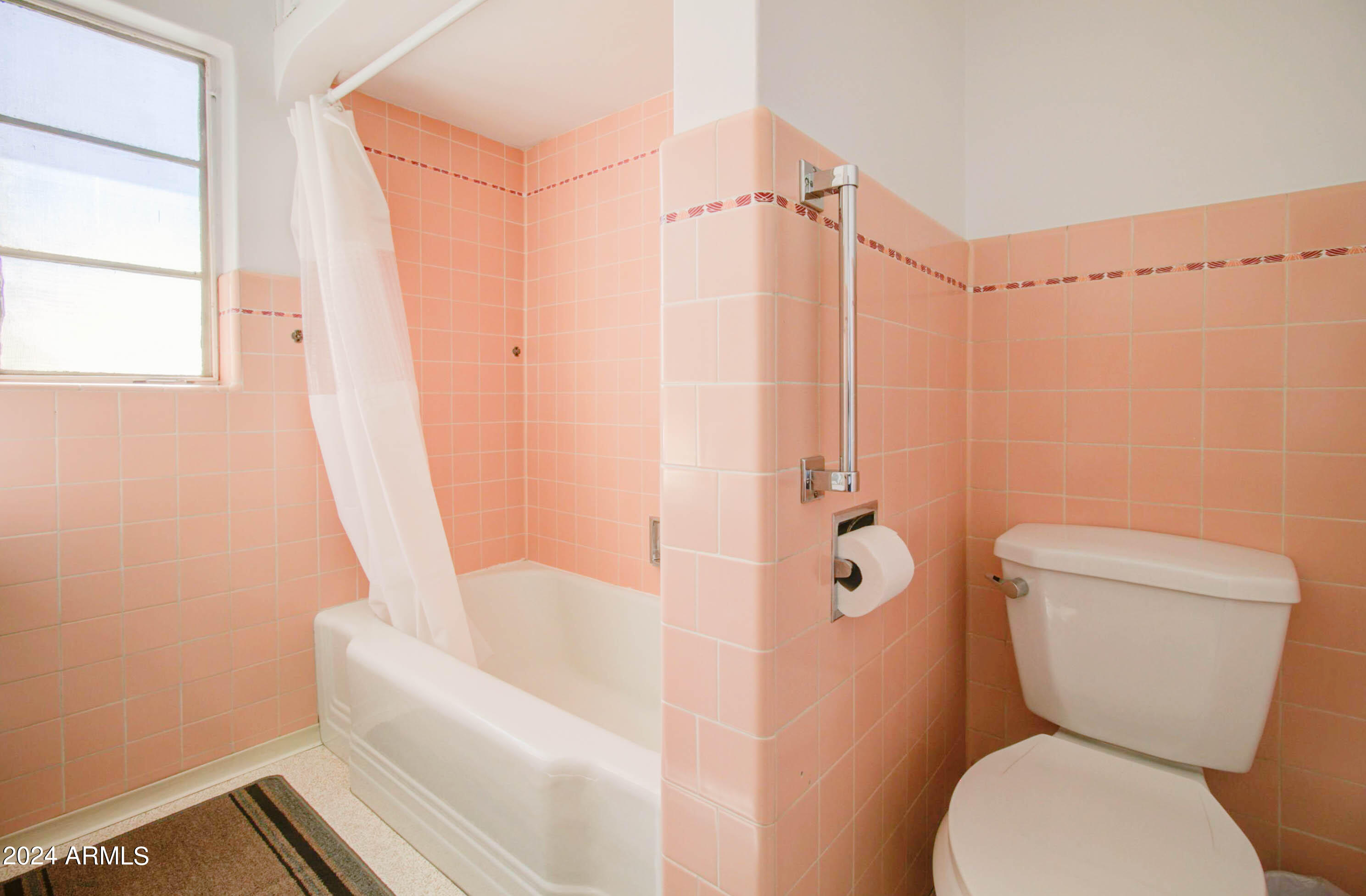 877 East Sycamore Street Globe, AZ 85501 - Photo 27 of 51 a bathroom with a toilet and a shower
