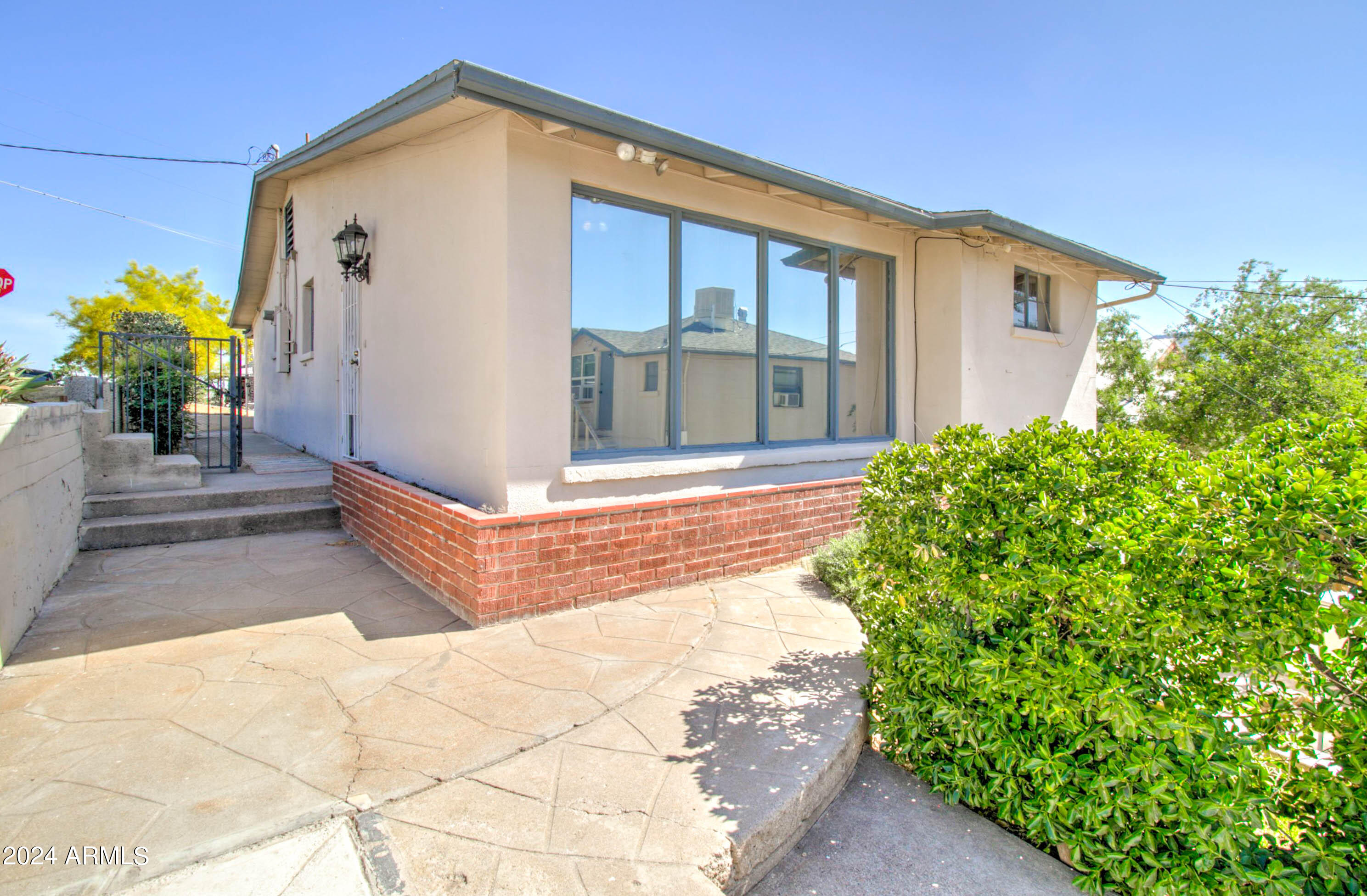 877 East Sycamore Street Globe, AZ 85501 - Photo 5 of 51 a front view of a house with garden