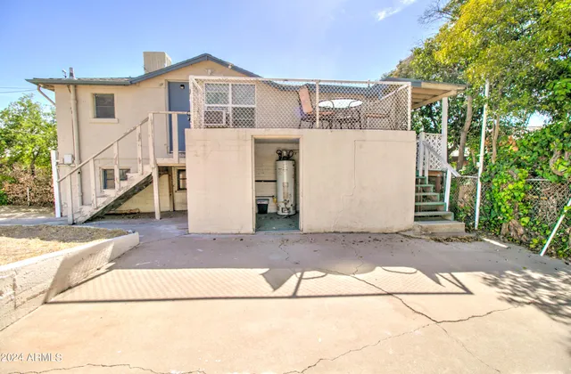 a view of a front of house with a yard