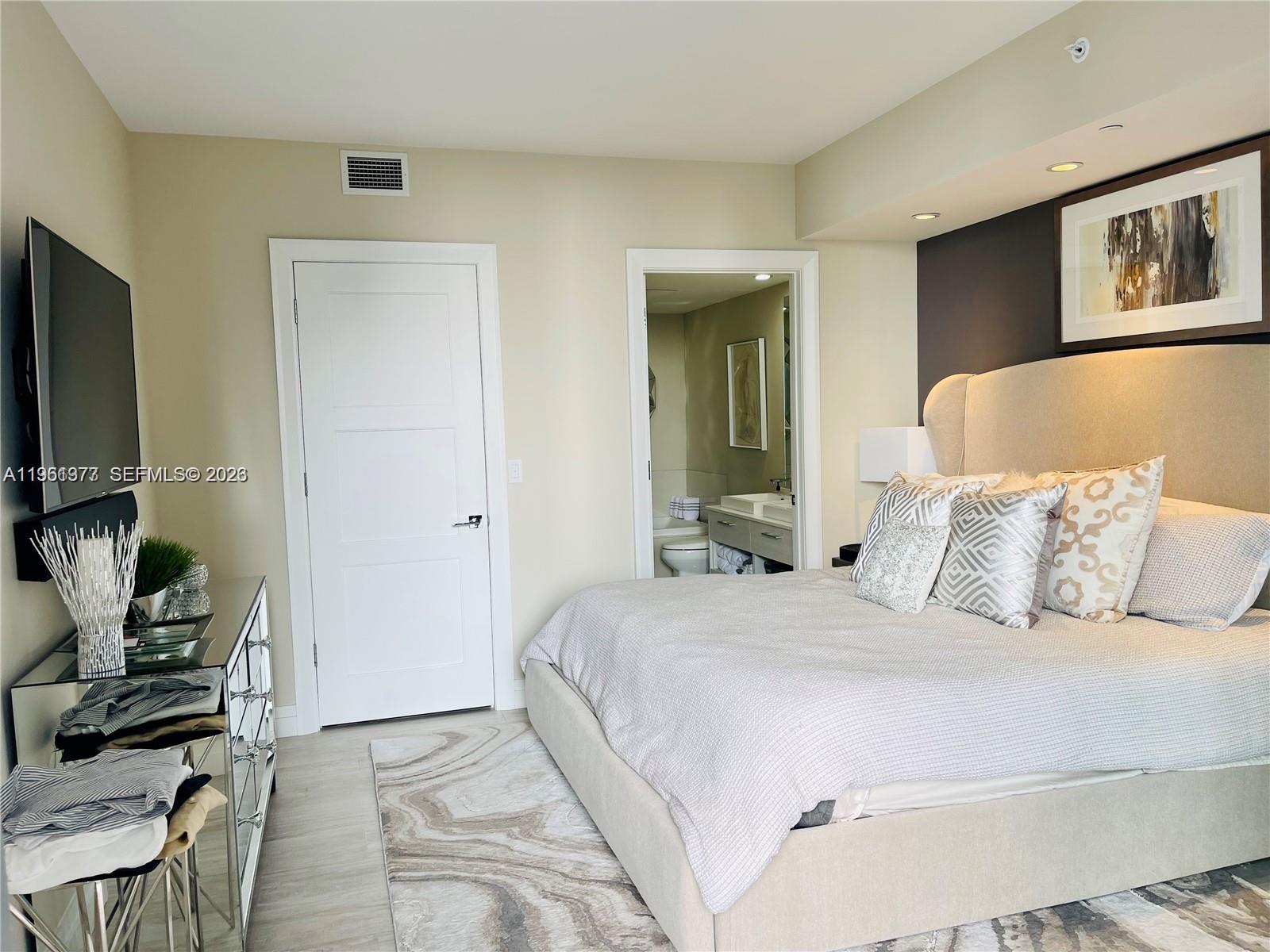 45 Southwest 9th Street, Unit 2003 Miami, FL 33130 - Photo 8 of 26