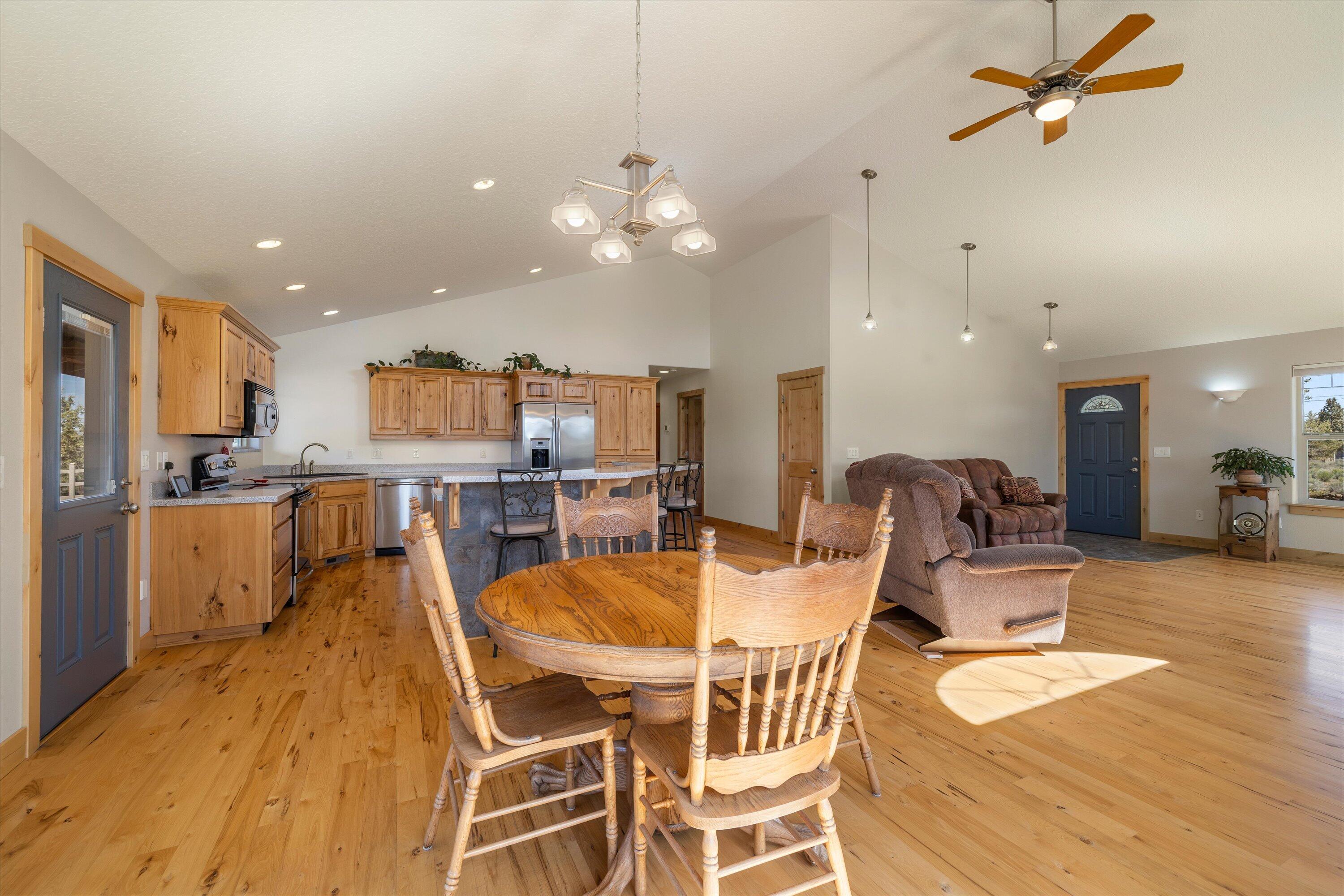 5585 Southwest Rim Road Terrebonne, OR 97760 - Photo 10 of 48 Dining/Kitchen