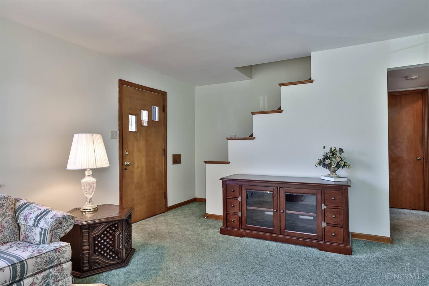 546 Rentz Place Cincinnati, OH 45238 - Photo 4 of 28