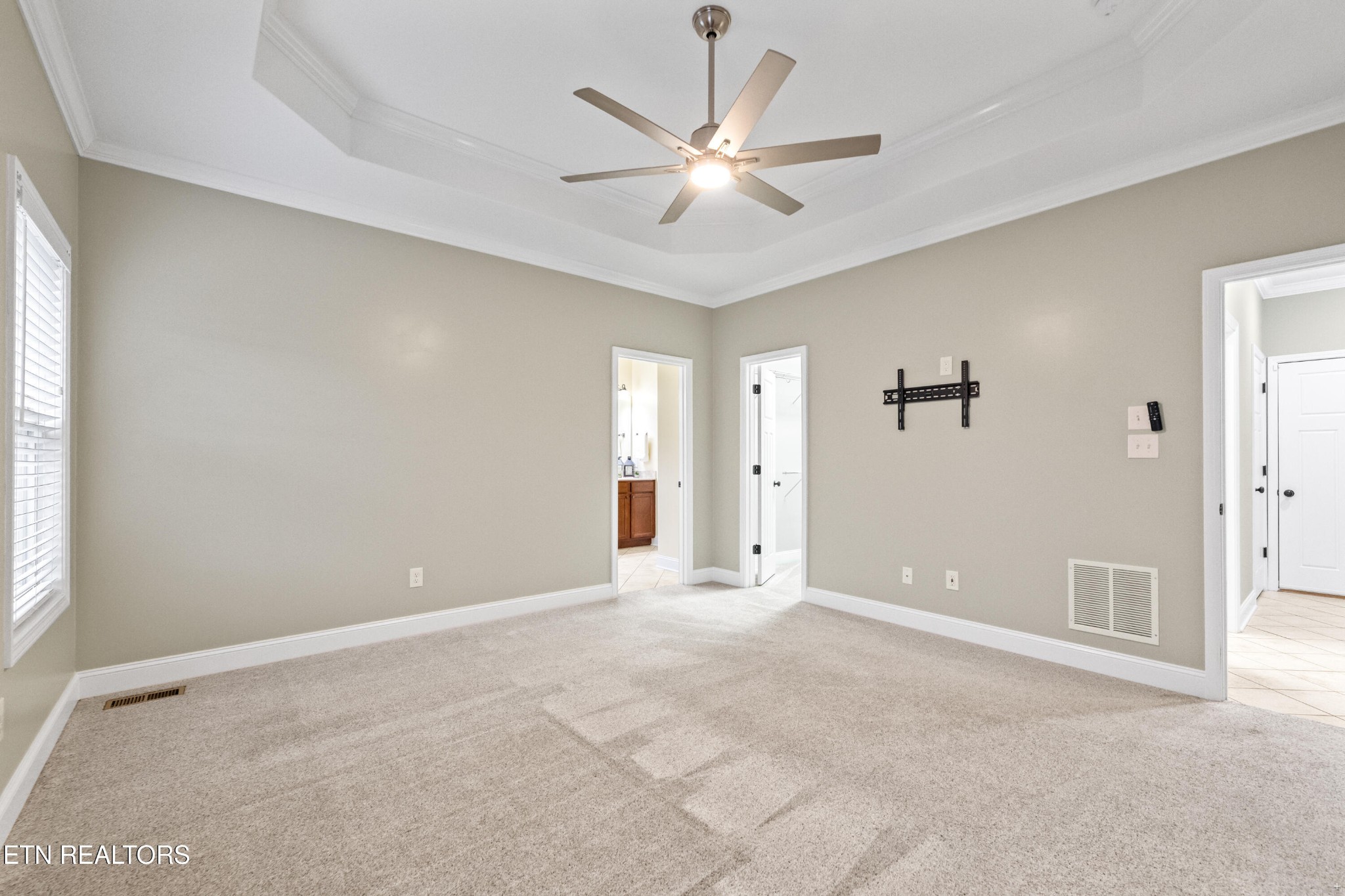 6101 Pembridge Road Knoxville, TN 37912 - Photo 14 of 29 a view of an empty room with a window