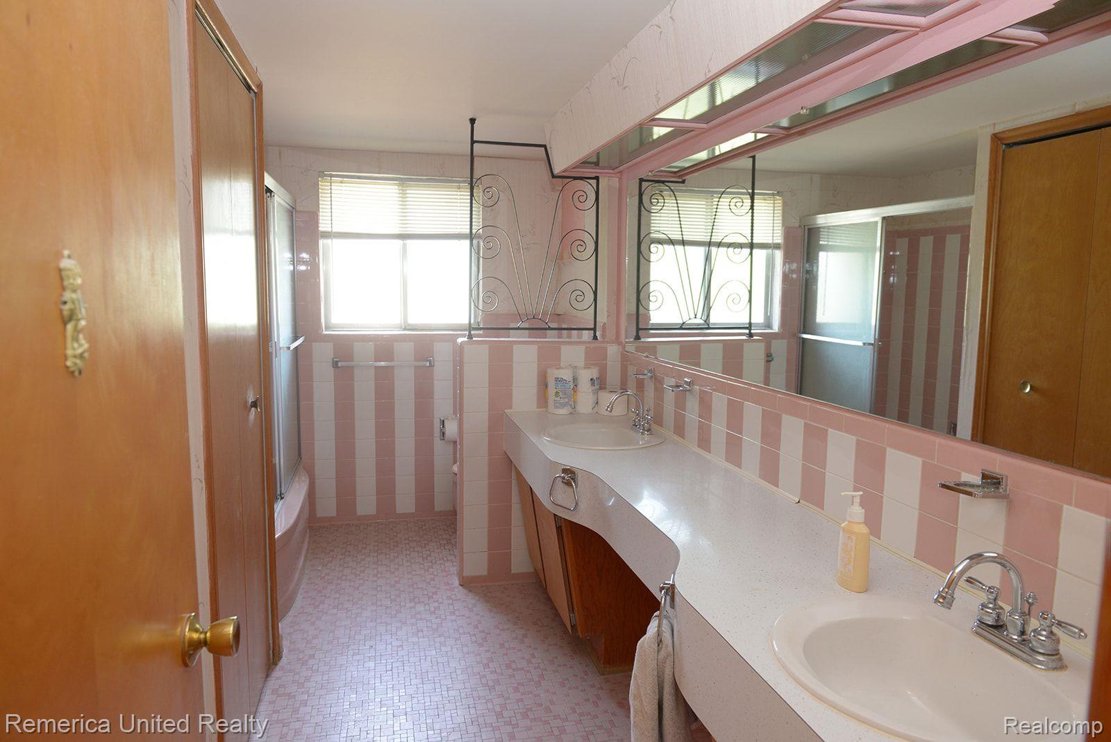 11425 Racine Road Warren, MI 48093 - Photo 13 of 28 Main bathroom