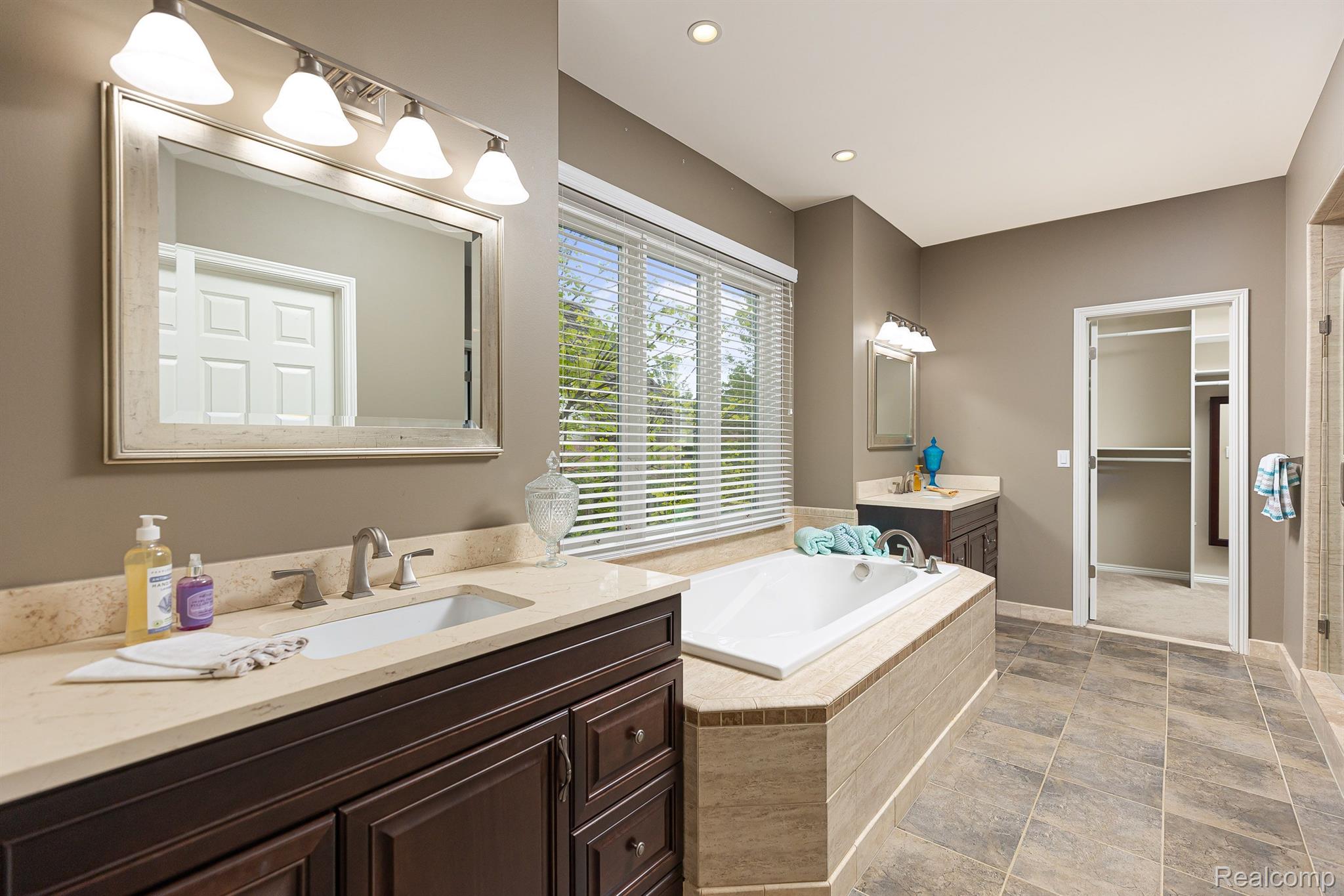 2609 Summerlin Court Rochester, MI 48306 - Photo 14 of 38 Primary Bathroom