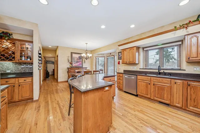 $699,900 | 911 Hampton Drive, Carol Stream, IL 60188