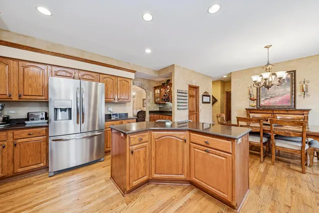 $699,900 | 911 Hampton Drive, Carol Stream, IL 60188