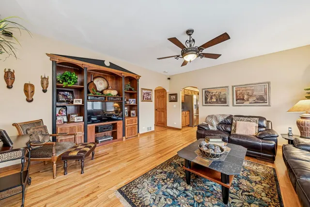 $699,900 | 911 Hampton Drive, Carol Stream, IL 60188