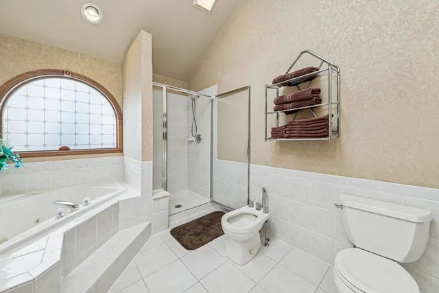 $699,900 | 911 Hampton Drive, Carol Stream, IL 60188