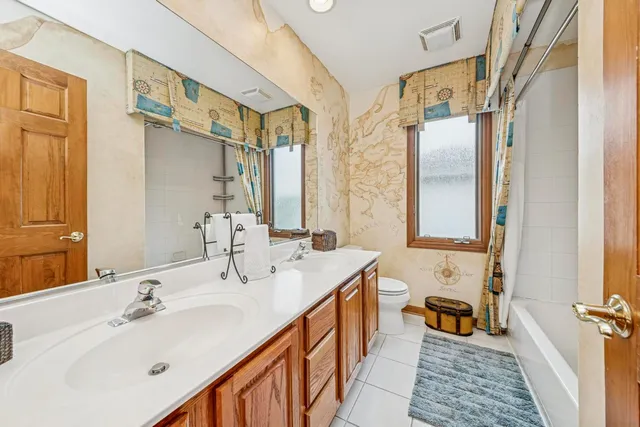 $699,900 | 911 Hampton Drive, Carol Stream, IL 60188