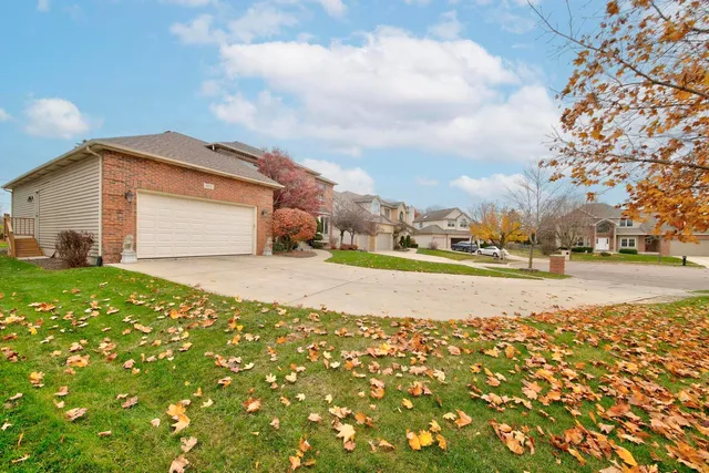 $699,900 | 911 Hampton Drive, Carol Stream, IL 60188