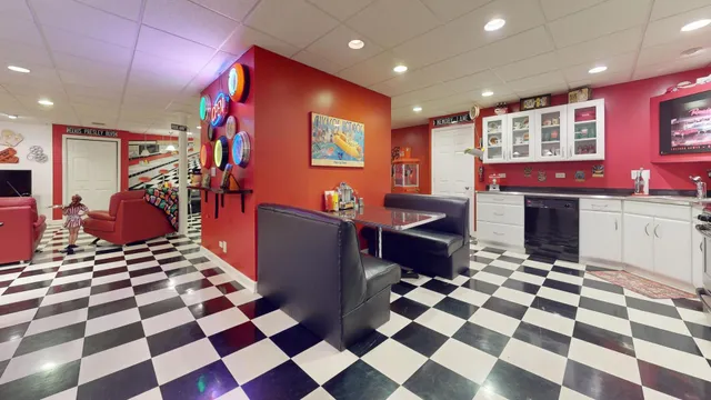 $699,900 | 911 Hampton Drive, Carol Stream, IL 60188