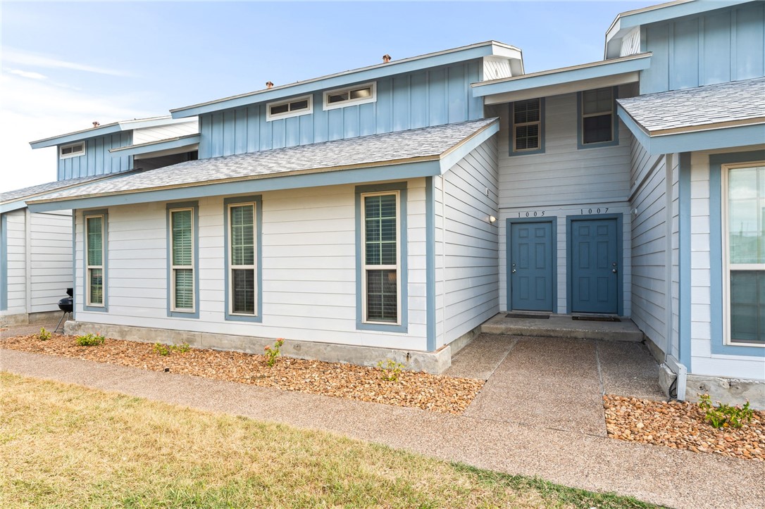 715 Beach Access Road, Unit 1005 Port Aransas, TX 78373 - Photo 25 of 28 a front view of a house