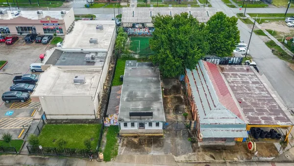 $2,600 | 1804 North Main Street, Houston, TX 77009