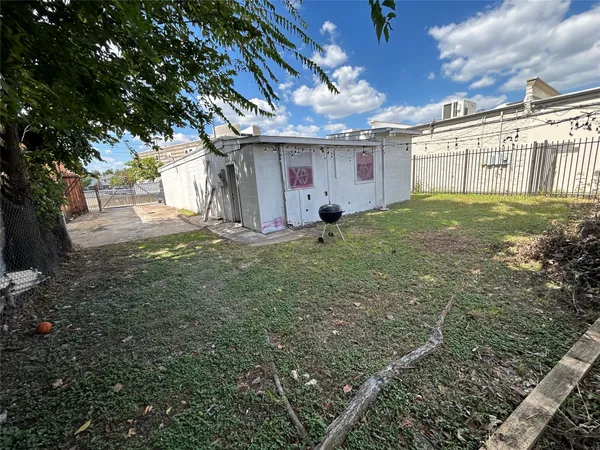 $2,600 | 1804 North Main Street, Houston, TX 77009