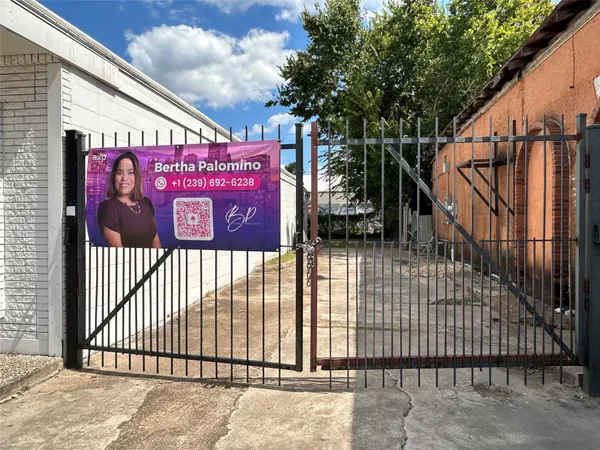 $2,600 | 1804 North Main Street, Houston, TX 77009