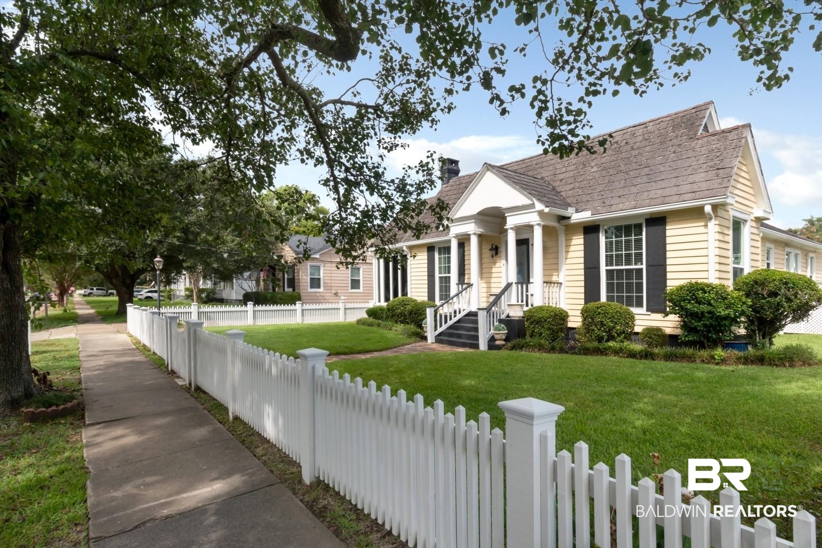 117 South Fulton Street Mobile, AL 36606 - Photo 2 of 34 View of front facade featuring a front lawn