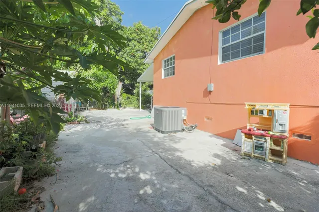 a view of a back yard of the house
